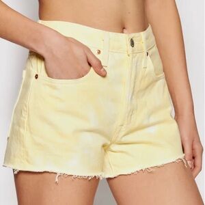 Levi’s 501 Shorts in Yellow Tie Dye - 26